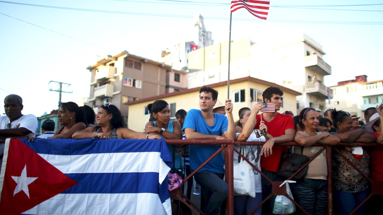 Cubanos aguardaram para ver reinauguração oficial da embaixada dos EUA em Havana