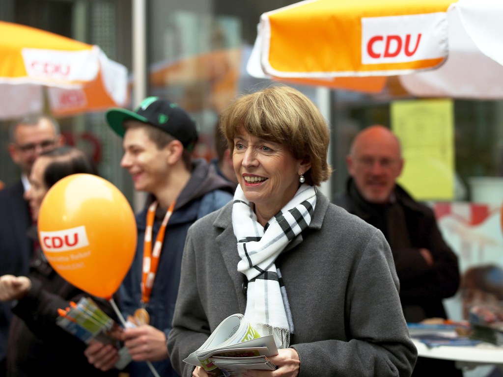 A alemã Henriette Reker, esfaqueada no sábado, foi eleita prefeita de Colônia neste domingo