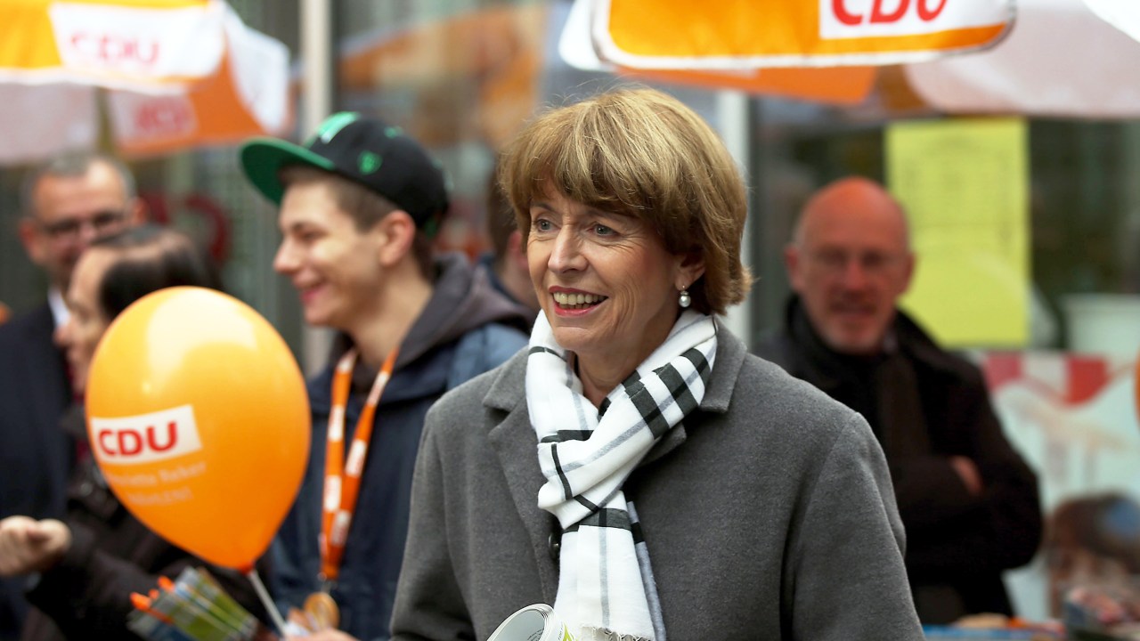 A alemã Henriette Reker, esfaqueada no sábado, foi eleita prefeita de Colônia neste domingo