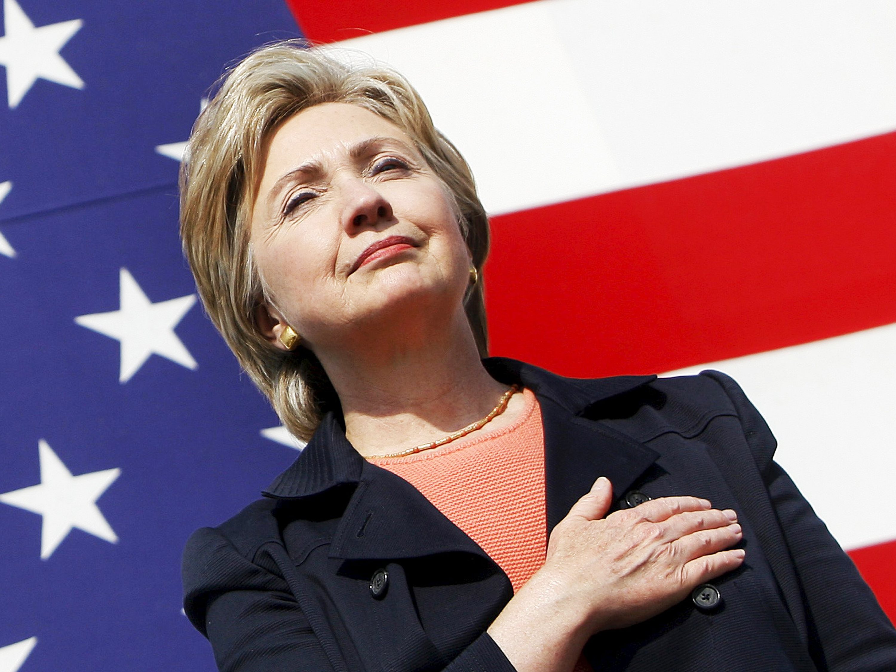 Hillary Clinton coloca a mão no coração durante hino nacional - 16/09/2007