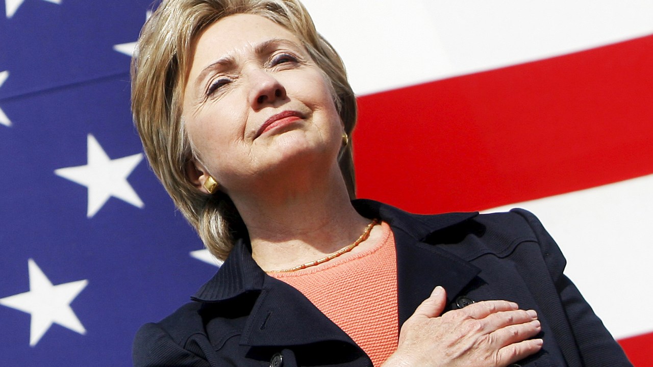 Hillary Clinton coloca a mão no coração durante hino nacional - 16/09/2007