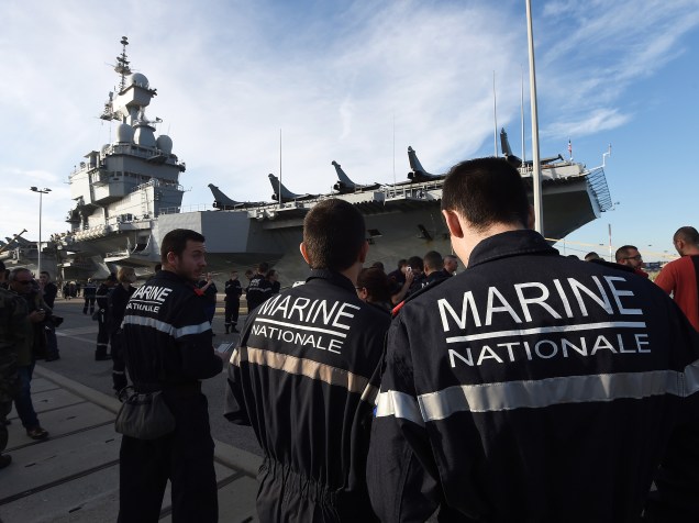 A França decidiu acionar o porta-aviões para o combate ao grupo extremista Estado Islâmico