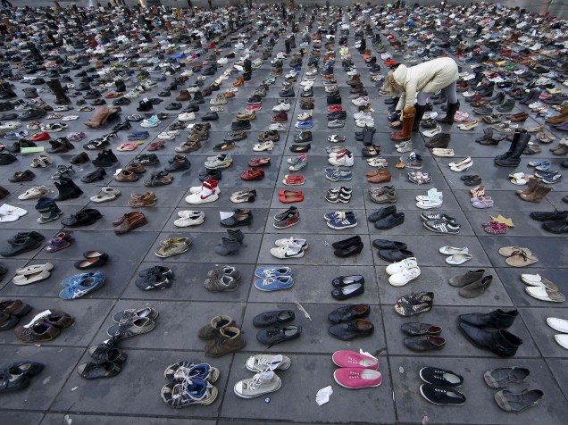 Cerca de 20 mil pares de sapatos foram colocados na Praça da República, na capital francesa, para marcar a ausência de manifestantes depois dos ataques do Estado Islâmico que matou 130 pessoas no dia 13 de novembro