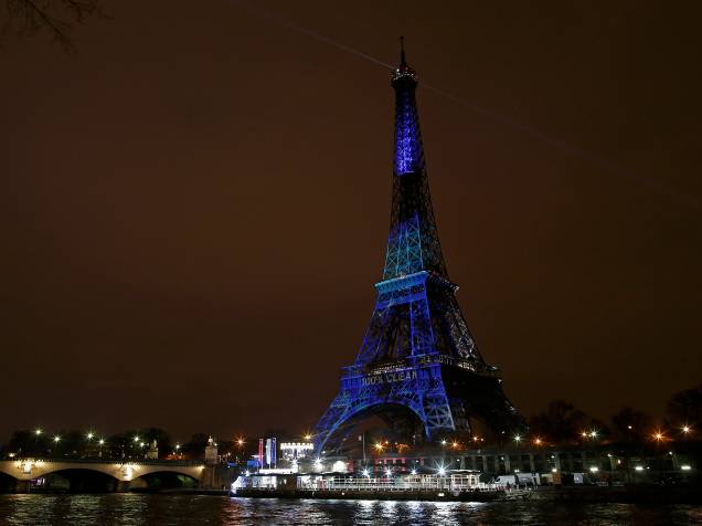 Torre Eiffel é iluminada com as cores francesas em homenagem às vítimas dos ataques terroristas da última sexta-feira (13) em Paris