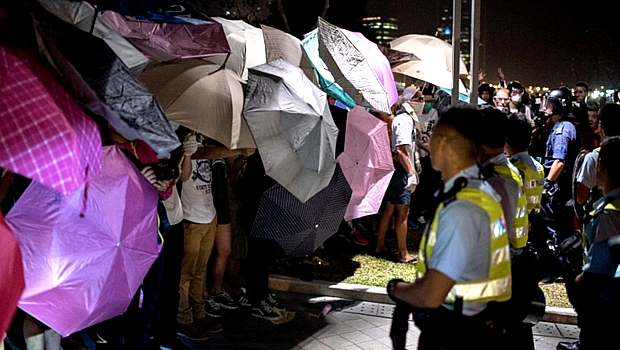 Manifestantes usam guarda-chuvas para se proteger de spray de pimenta