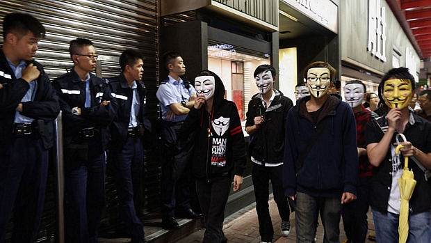 Manifestantes com a máscara de Guy Fawkes marcham em Hong Kong