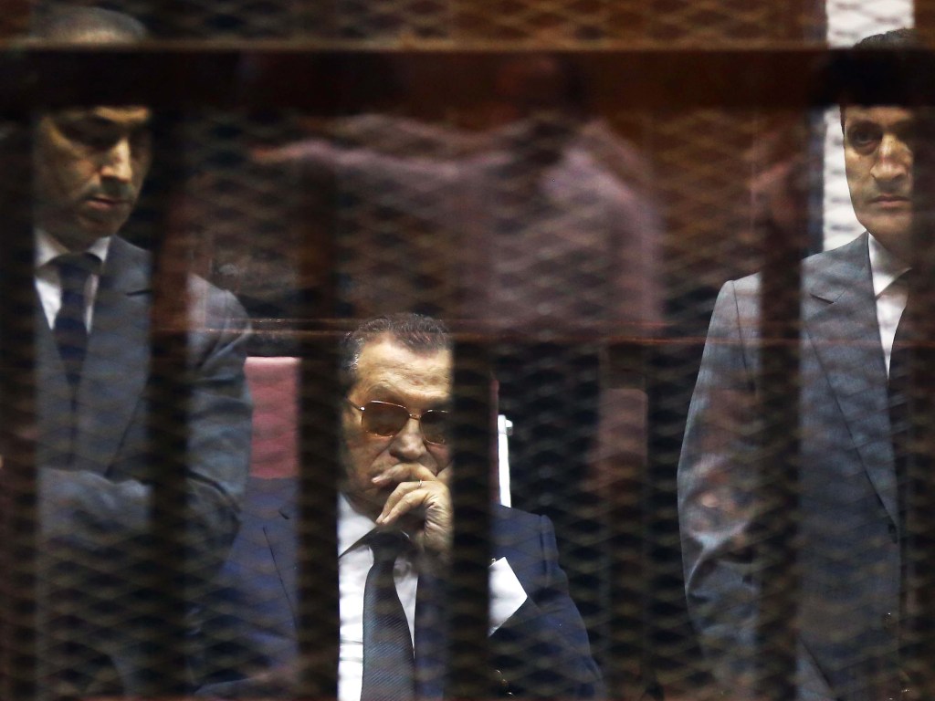 Hosni Mubarak é condenado a três anos de prisão