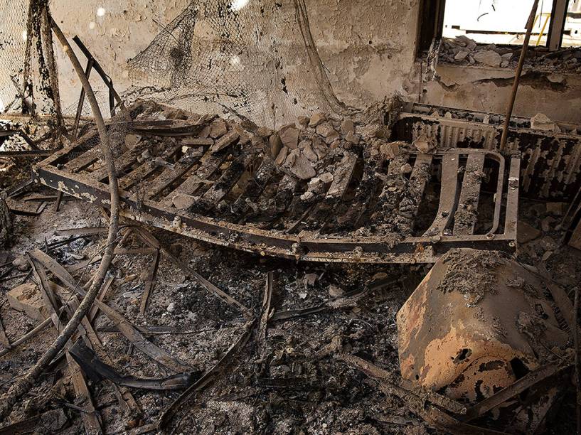 Imagem divulgada pelo Médicos Sem Fronteiras mostra hospital da organização danificado por um incêndio na cidade afegã de Kunduz após ter sido atingido por um ataque aéreo