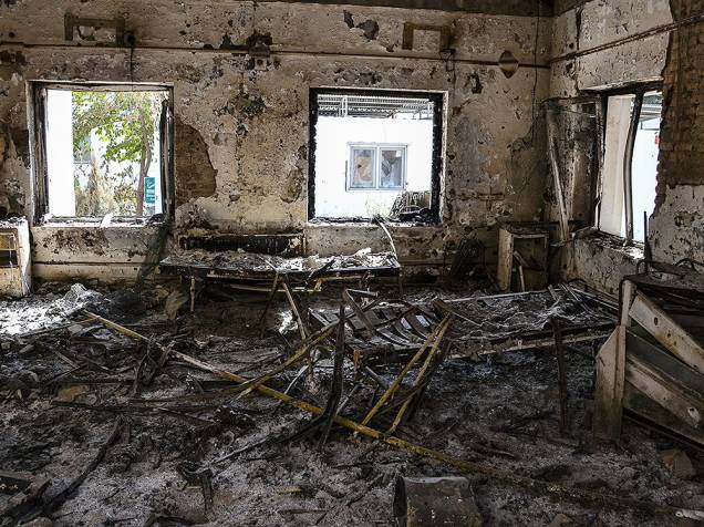 Imagem divulgada pelo Médicos Sem Fronteiras mostra hospital da organização danificado por um incêndio na cidade afegã de Kunduz após ter sido atingido por um ataque aéreo