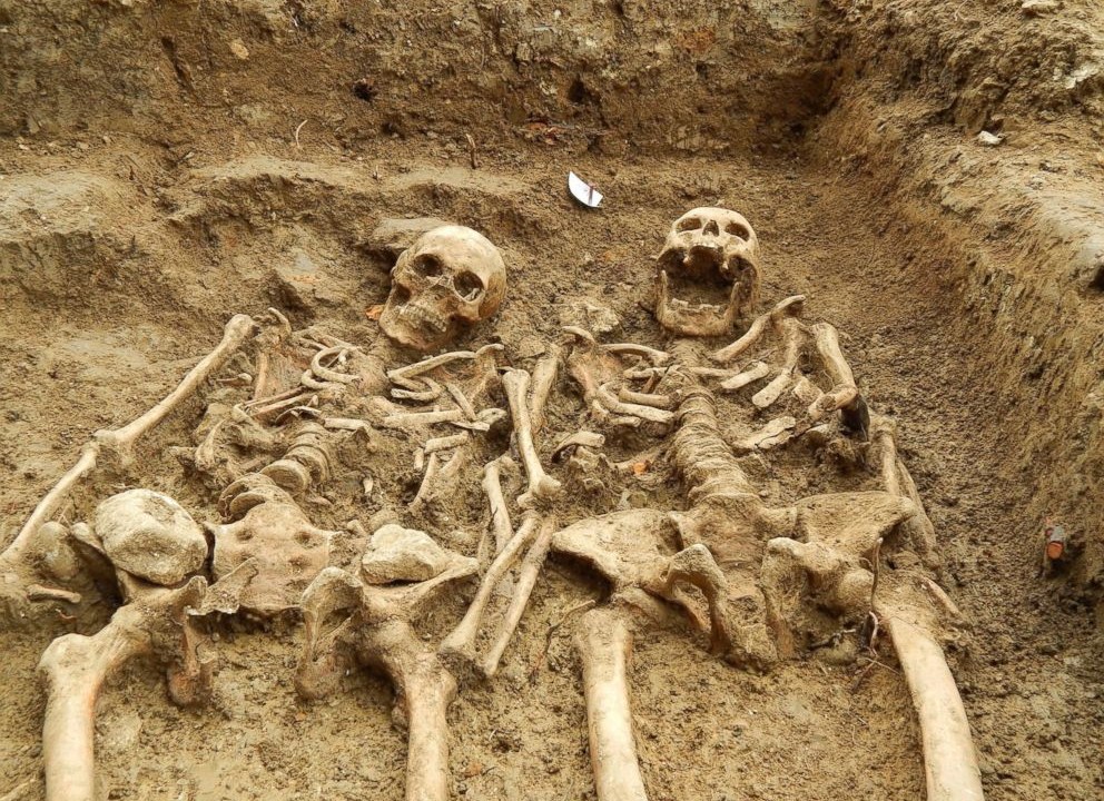 Esqueletos encontrados de mãos dadas por pesquisadores britânicos em pequeno condado inglês