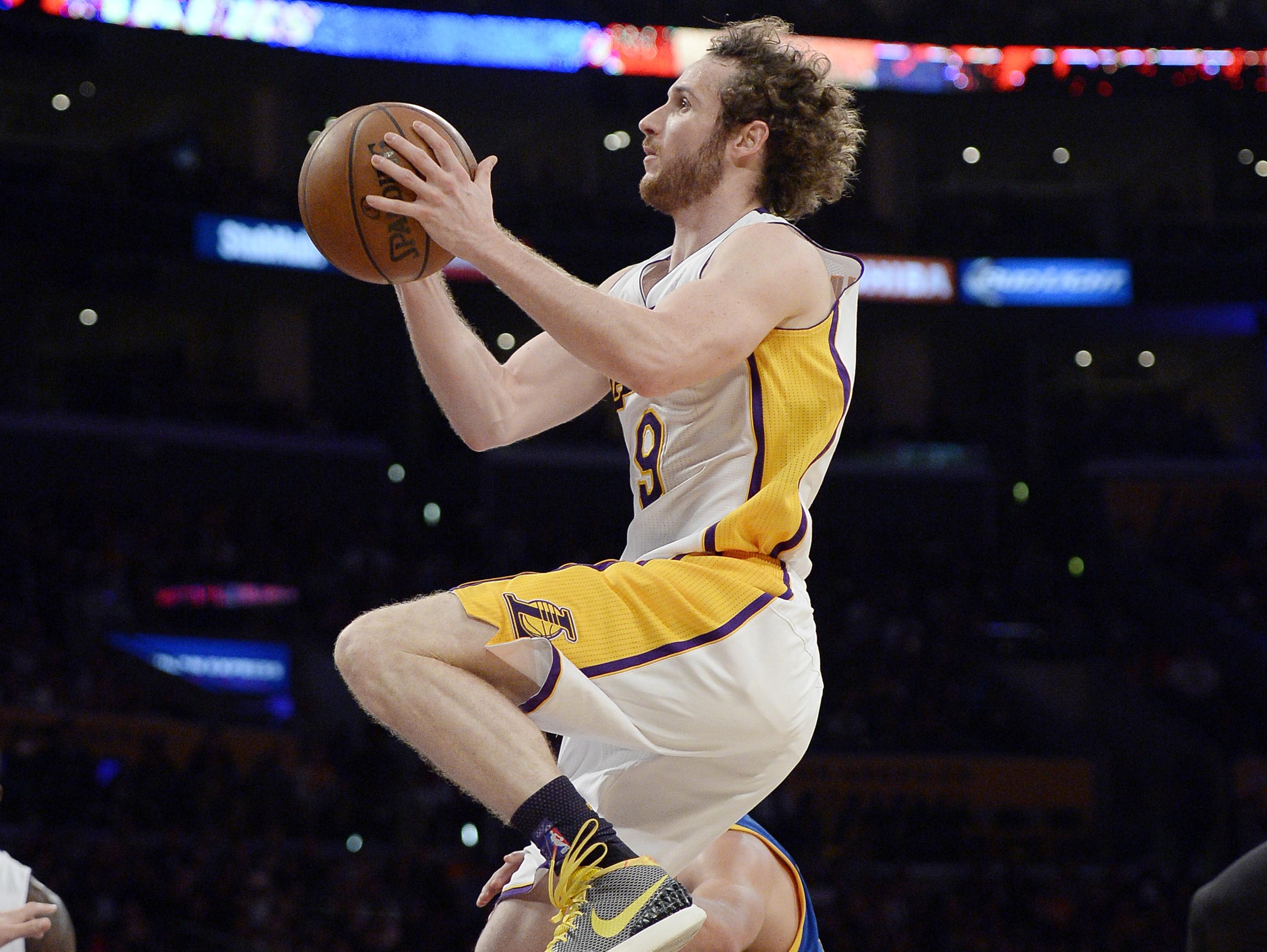 Brasileiro Marcelinho Huertas dá lindo passe em vitória do Los Angeles Lakers sobre o Brooklyn Nets