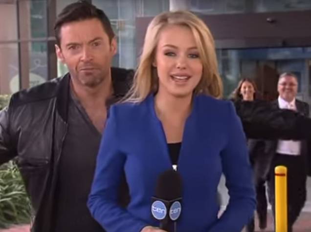 Hugh Jackman brinca com repórter na TV australiana