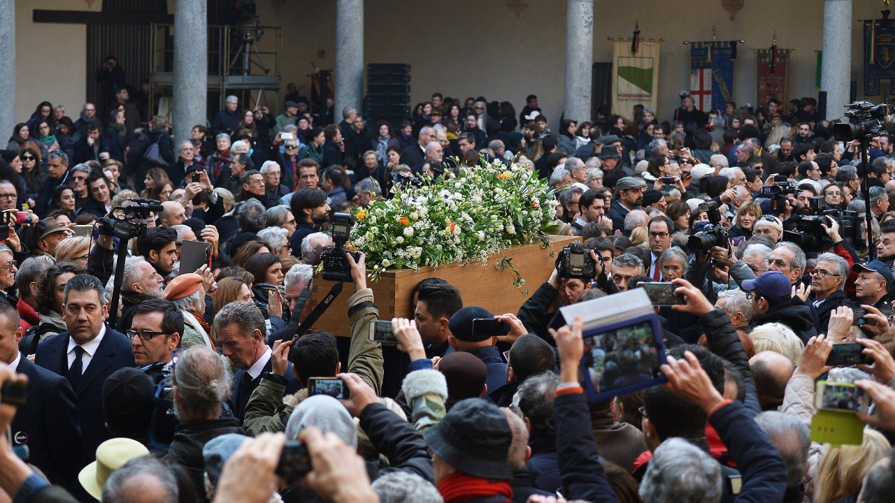 A cidade de Milão realiza nesta terça-feira (23) o velório e funeral do escritor italiano Umberto Eco