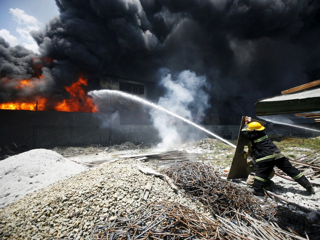 Bombeiros lutam contra fogo em fábrica da cidade de Manila, nas Filipinas