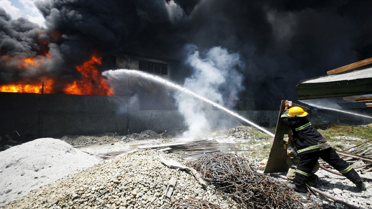 Bombeiros lutam contra fogo em fábrica da cidade de Manila, nas Filipinas