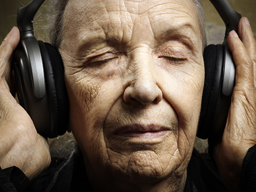 Recordações musicais podem se manter intactas em pessoas com Alzheimer