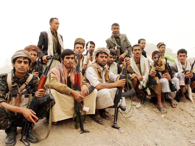Defensores da milícia xiita houthi, durante protesto no Iêmen