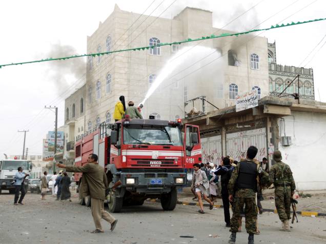 Na capital de Sana, bombeiros tentam combater incêndio causado por ataque aéreo promovido pela coalizão árabe contra os rebeldes houthis xiitas e seus aliados