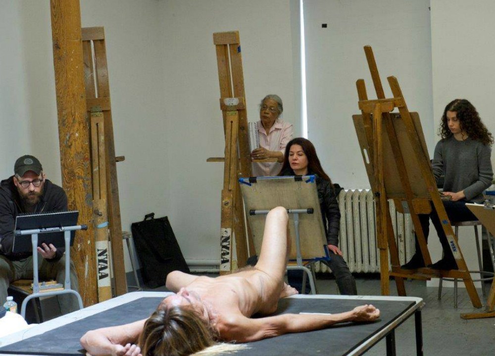 Iggy Pop posou nu para alunos da New York Academy of Art no Brooklym Museum, no último domingo (28)