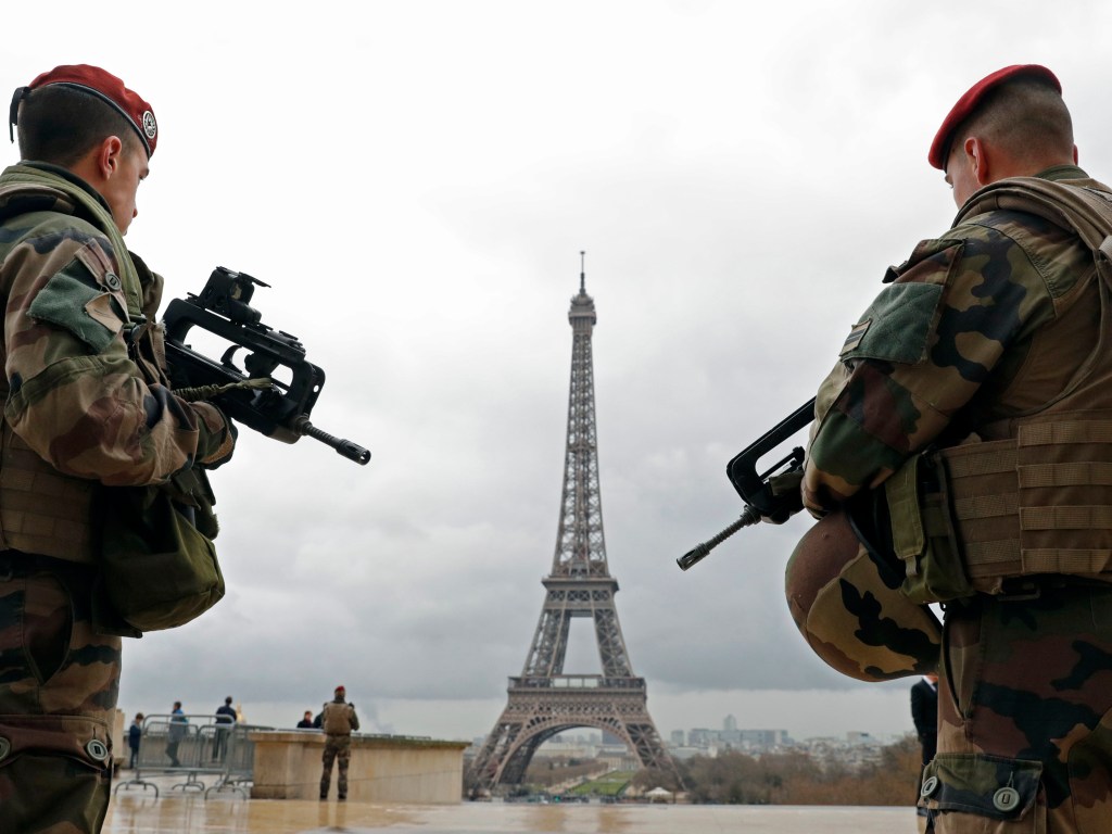 Paramilitares patrulham a região da torre Eiffel em Paris. A França decidiu reforçar a segurança nas suas fronteiras e no transporte público após os atentados em Bruxelas, na Bélgica - 30/03/2016