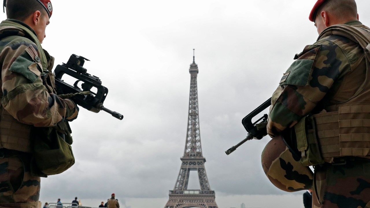 Paramilitares patrulham a região da torre Eiffel em Paris. A França decidiu reforçar a segurança nas suas fronteiras e no transporte público após os atentados em Bruxelas, na Bélgica - 30/03/2016