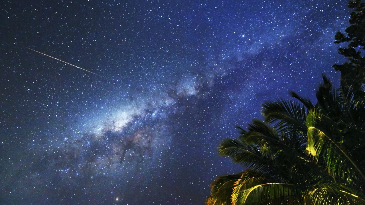 Meteorito cruza a Via Láctea no Atol de Ari, nas Maldivas