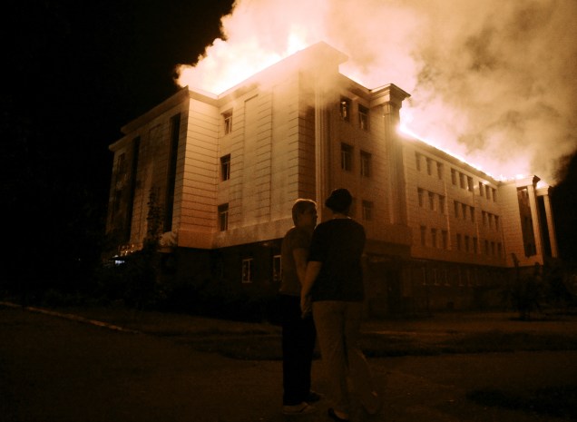 Fogo consome uma escola no centro de Donetsk, cidade controlada pelos rebeldes no leste da Ucrânia, depois de ser atingida por um bombardeio