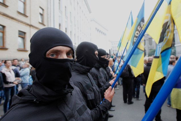 Membros do batalhão de defesa nacional são vistos durante uma marcha em frente ao escritório da Administração Presidencial, em Kiev, como forma de apoio aos soldados que cumprem missão no leste da Ucrânia