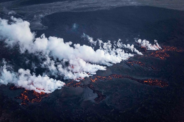 Magma e fumaça vistos a partir de um campo de lava que se estende por cerca de um quilômetro ao norte da geleira Vatnajokull, que abrange parte do sistema de vulcão Bardarbunga, na Islândia