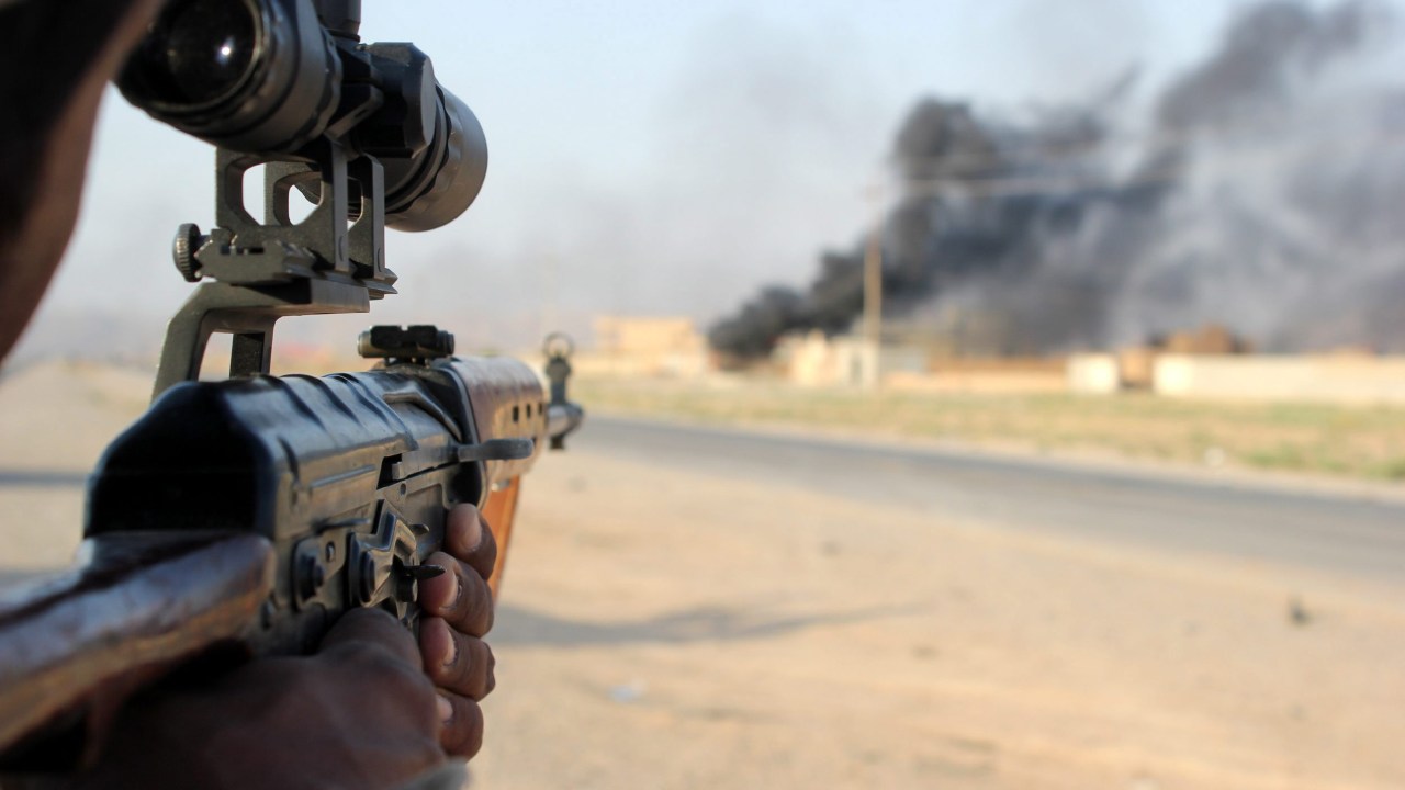 Um soldado da milícia xiita aponta um rifle durante os combates contra o grupo radical do Estado Islâmico (EI), na região de Amerli, ao norte Iraque. O exército iraquiano e as tropas curdas retomaram o controle, nesta segunda-feira (01), da região - que estava ocupada por terroristas há dois meses