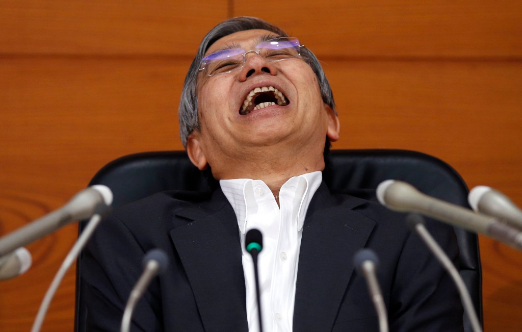 Governador do Banco do Japão, Haruhiko Kuroda reage à pergunta de um repórter durante uma entrevista coletiva na sede do banco em Tóquio