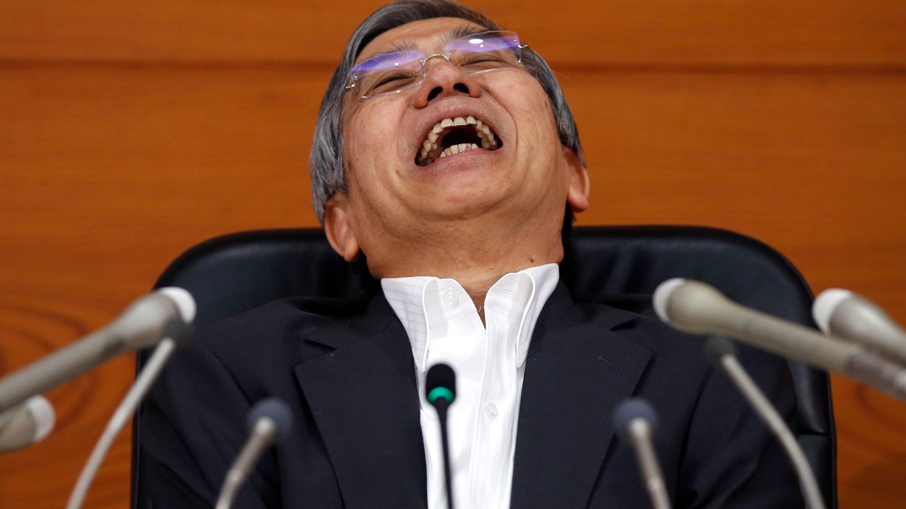 Governador do Banco do Japão, Haruhiko Kuroda reage à pergunta de um repórter durante uma entrevista coletiva na sede do banco em Tóquio