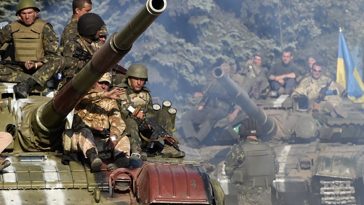 Soldados ucranianos em um tanque de guerra perto de onde separatistas pró-Rússia movimentam artilharia pesada