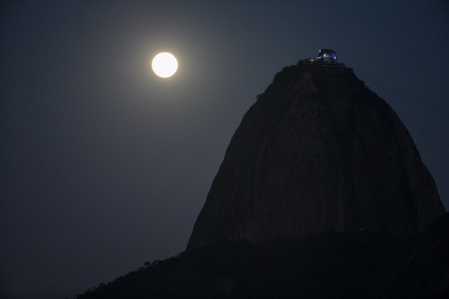Vista da superlua cheia na madrugada desta terça-feira (09), na cidade do Rio de Janeiro (RJ). O fenômeno astronômico da superlua acontece quando a lua cheia se dá no momento da maior aproximação entre a lua e a terra