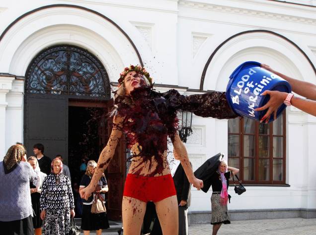 Ativistas do grupo Femen protestam em frente ao Mosteiro de Pechersk Lavra em Kiev. O grupo protestava contra a Igreja Ortodoxa Ucraniana do Patriarcado de Moscou, que apoia a intervenção russa na Ucrânia - 11/09/2014