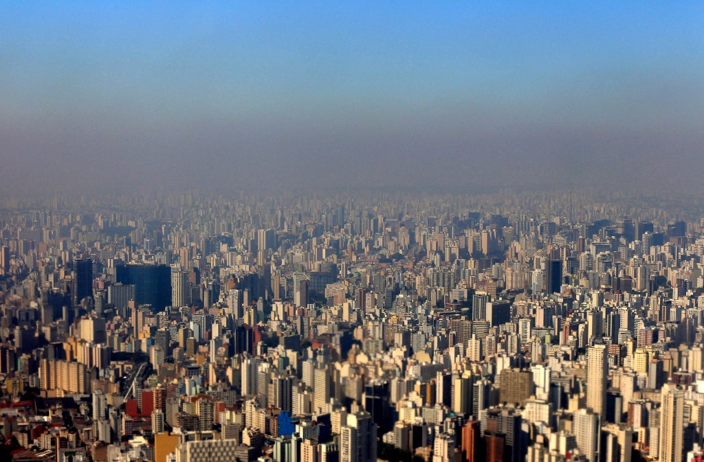 Na imagem, poluição é nítida na cidade de São Paulo. Os termômetros chegam aos 31 graus nesta sexta-feira (12)
