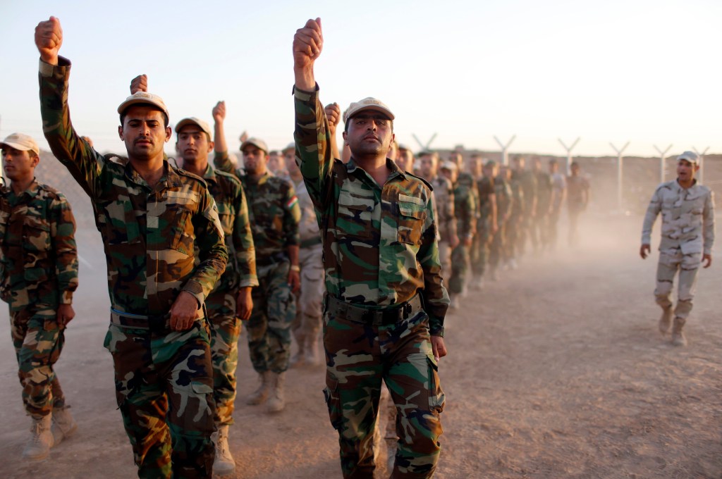 Combatentes curdos Peshmerga marcham no campo militar perto da fronteira de Gwar, norte do Iraque, durante treinamento antes de lutar contra o Estado Islâmico