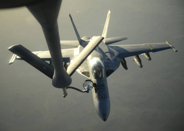 Caça F-18 da marinha americana é reabastecido no ar, na região norte do Iraque. A aeronave integra parte das ações de ataque aos alvos do Estado Islâmico (EI) na Síria