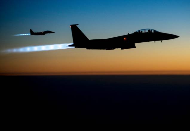 Caças F-15E da Força Aérea dos Estados Unidos sobrevoam o norte do Iraque após a realização de ataques aéreos na Síria em combate aos militantes do Estado Islâmico. Foto tirada no último dia 23 e divulgada hoje - 26/09/2014