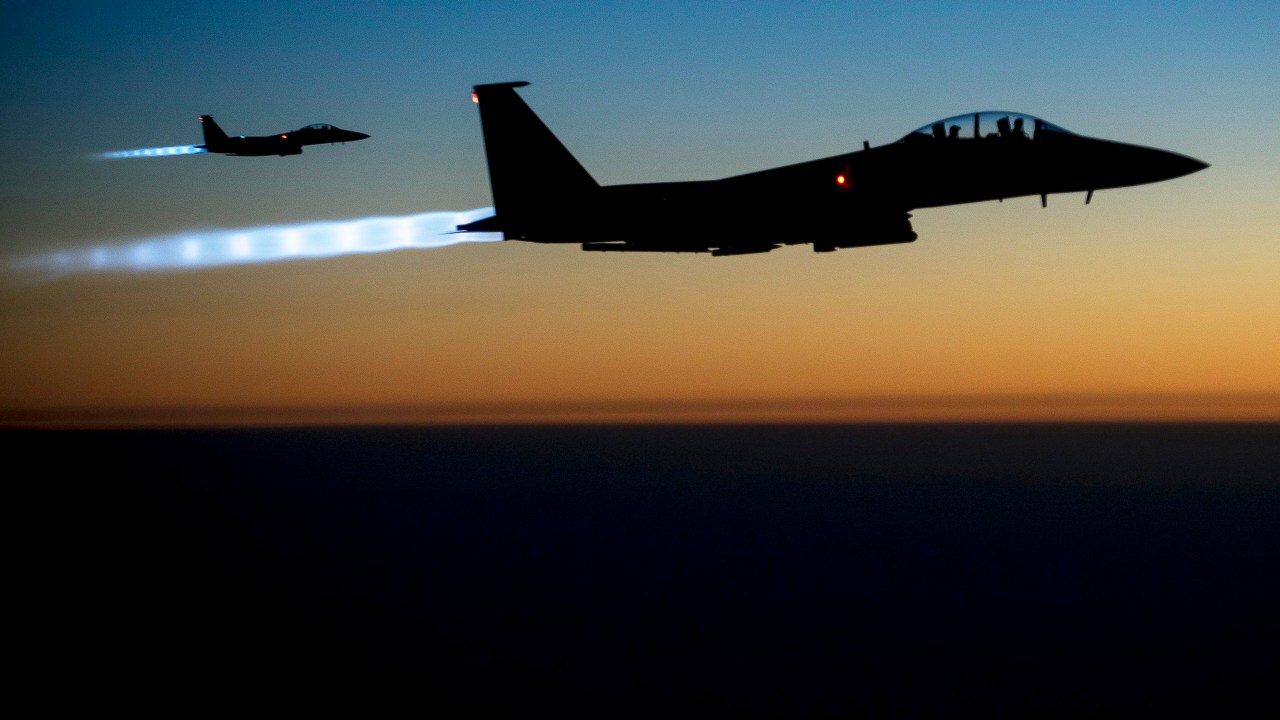 Caças F-15E da Força Aérea dos EUA sobrevoam o norte do Iraque