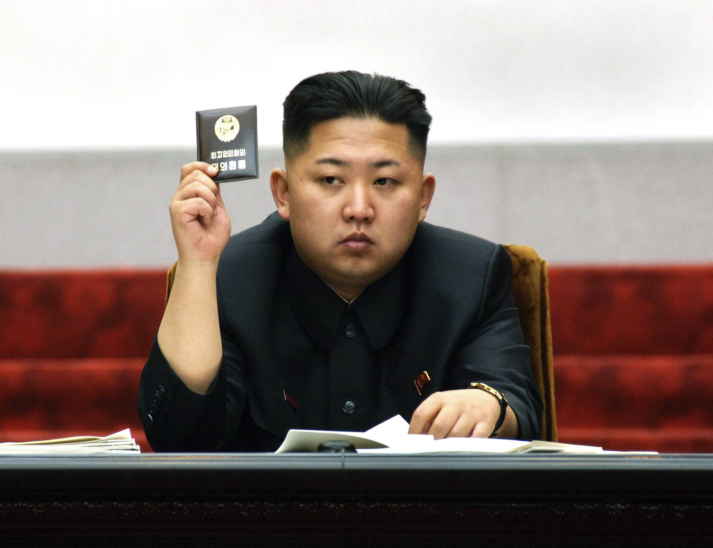 Ditador norte-coreano, Kim Jong-Un, mostra sua cédula de voto durante a décima segunda Suprema Assembleia Popular que acontece na cidade de Pyongyang, China