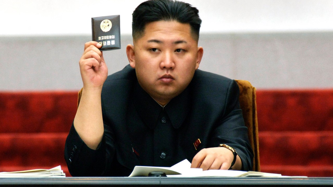 Ditador norte-coreano, Kim Jong-Un, mostra sua cédula de voto durante a décima segunda Suprema Assembleia Popular que acontece na cidade de Pyongyang, China