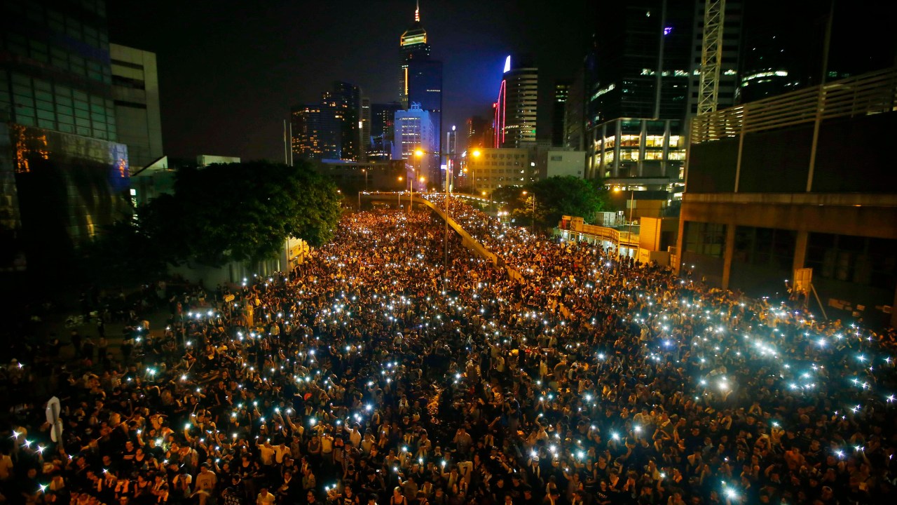 Manifestantes de Hong Kong fecham avenida central do Distrito Financeiro em protesto por democracia