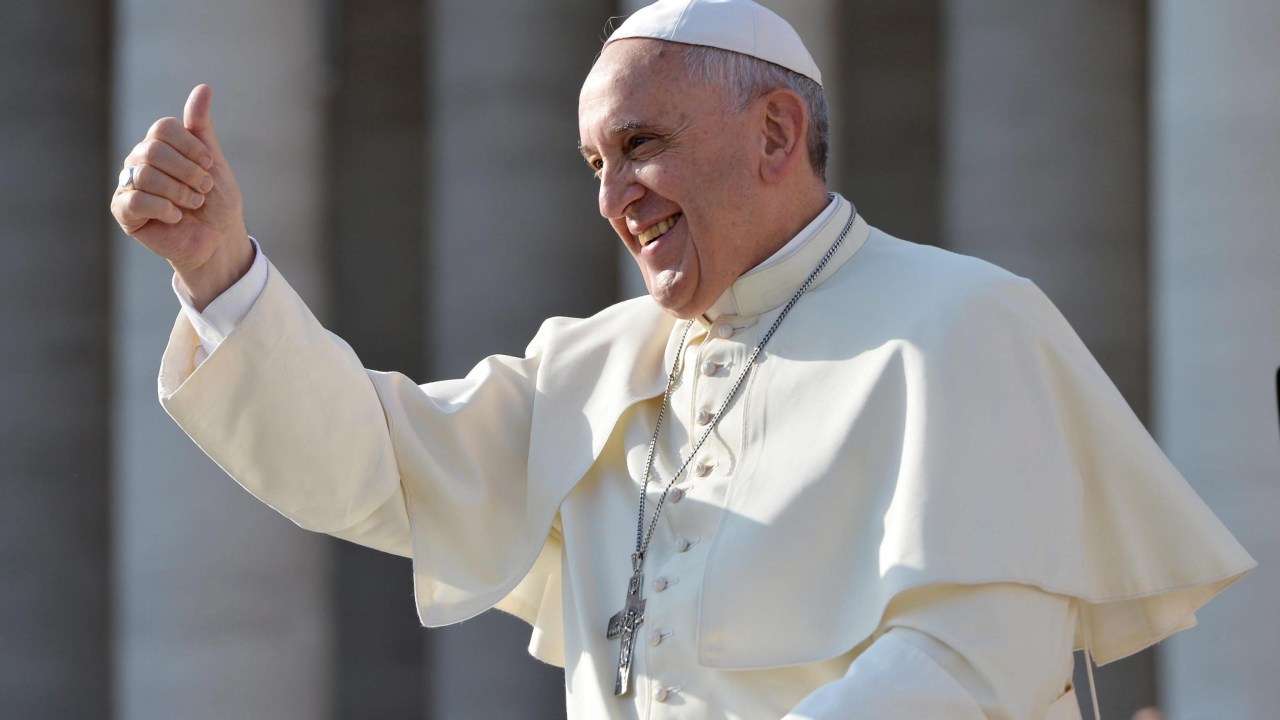 Papa Francisco sauda os fiéis na Praça de São Pedro, durante audiência geral do Vaticano