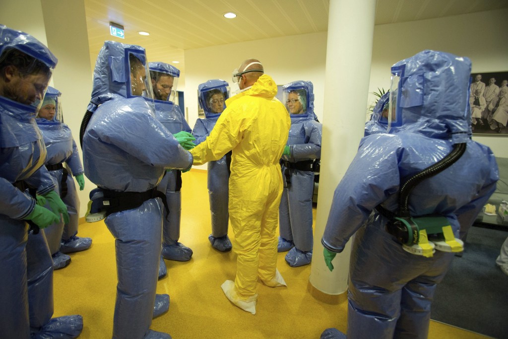 Soldados paramédicos do exército alemão recebem treinamento sobre como lidar com pacientes infectados pelo vírus Ebola, no Departamento de Medicina Tropical do Instituto Bernhard Nocht (BNI), em Hamburgo, Alemanha