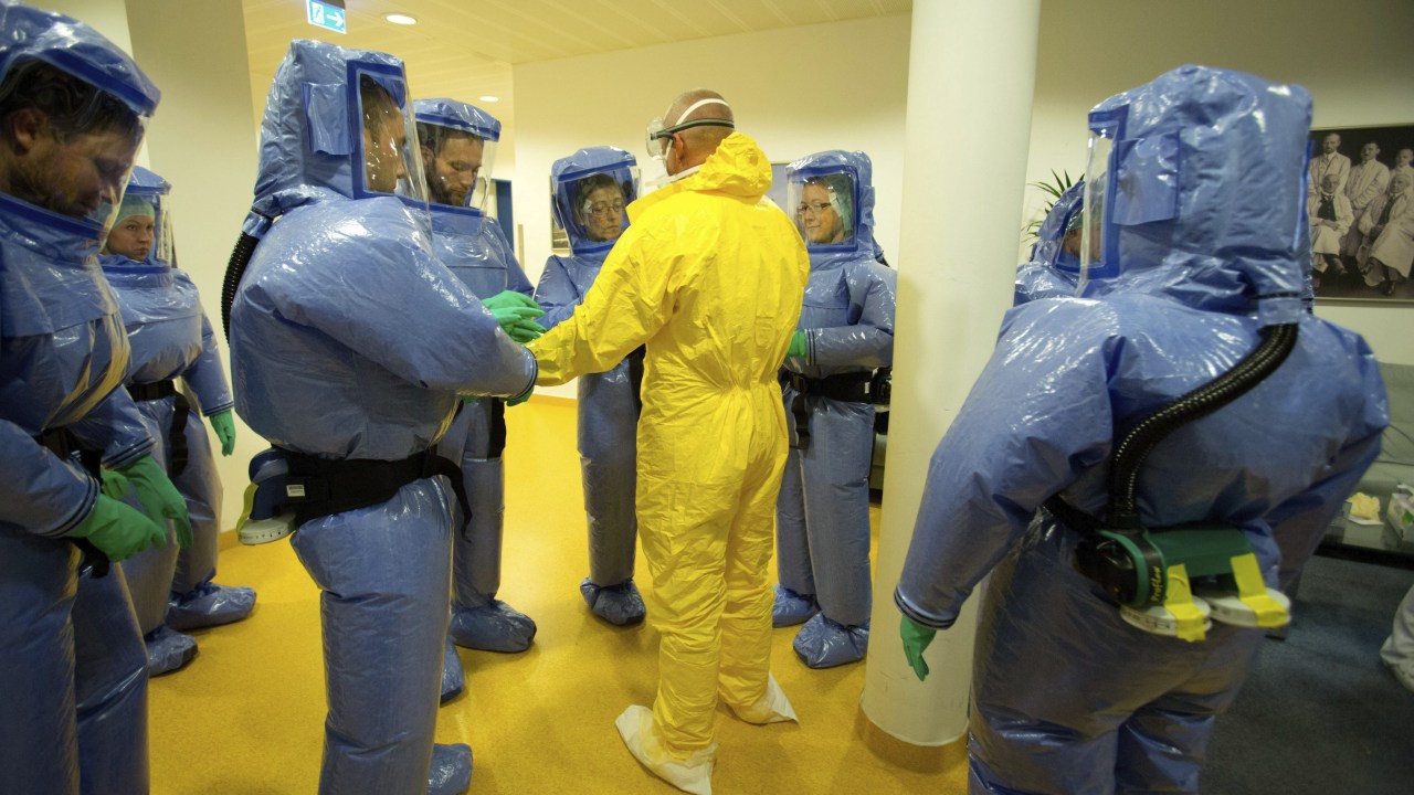 Soldados paramédicos do exército alemão recebem treinamento sobre como lidar com pacientes infectados pelo vírus Ebola, no Departamento de Medicina Tropical do Instituto Bernhard Nocht (BNI), em Hamburgo, Alemanha