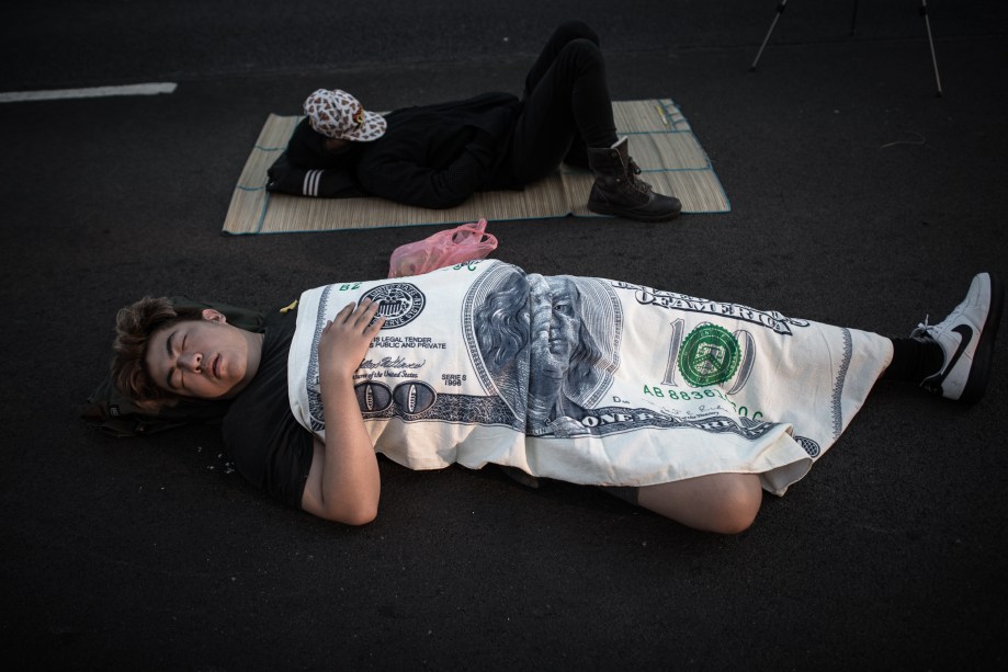 Protestantes pró-democracia dormem em rodovia de Hong Kong