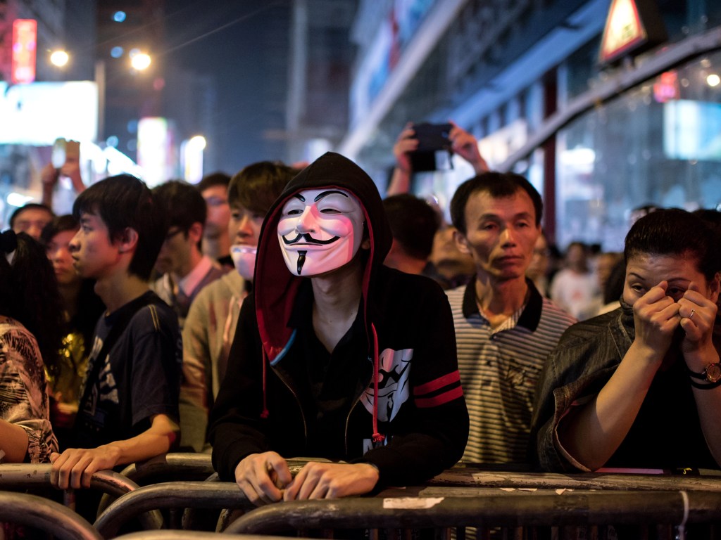 Manifestantes pró-democracia são vistos em uma barricada durante confrontos com a polícia no distrito de Mongcoc, em Hong Kong, na China. Ativistas acusam o Estado de uso excessivo da força contra os manifestantes enquanto autoridades chinesas declaram que os movimentos chegaram a um 'momento crítico'