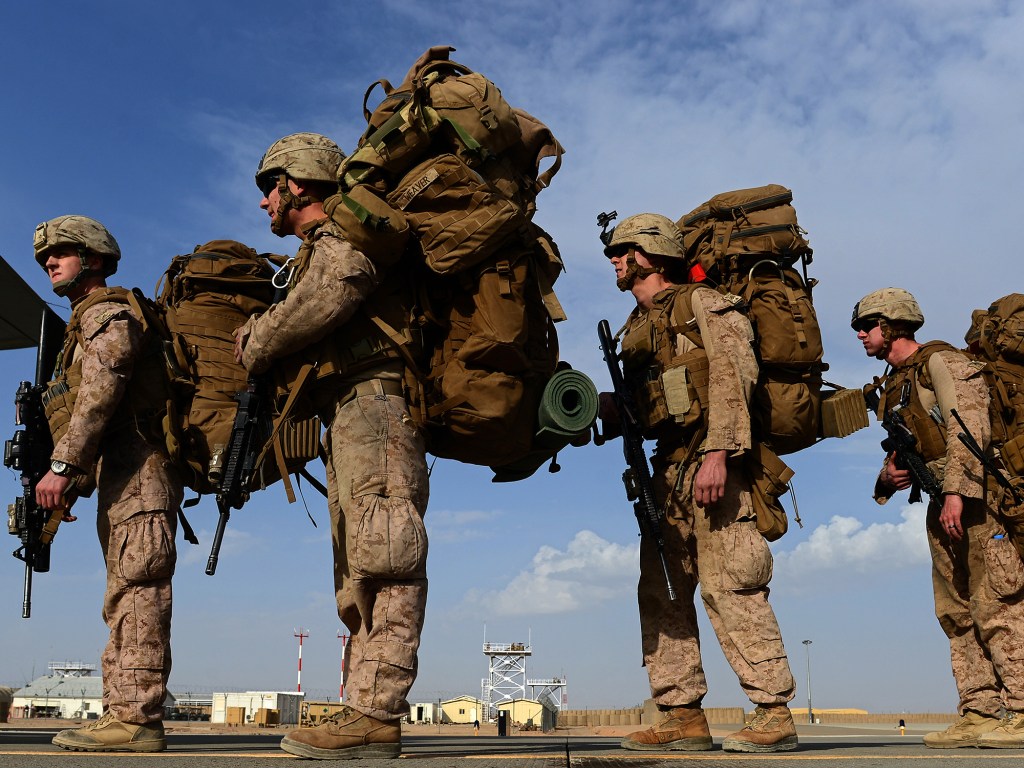 Soldados da Marinha dos Estados Unidos se preparam para embarcar de volta para a América, no Afeganistão