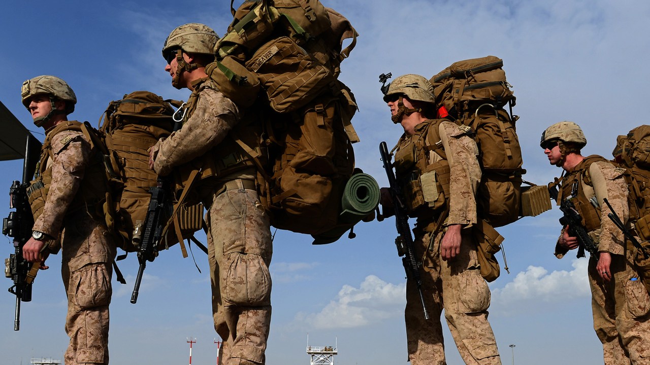 Soldados da Marinha dos Estados Unidos se preparam para embarcar de volta para a América, na província de Helmand, no Afeganistão, após o término das operações militares no país, que durou 13 anos
